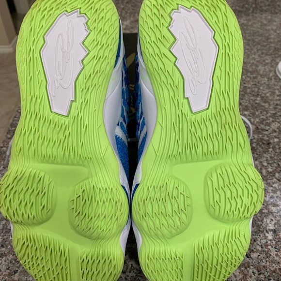 Lebron XVII Basketball Shoes - Picture 3 of 6